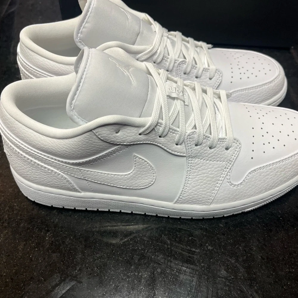 Sz 8 Air Jordan 1 Low Triple White